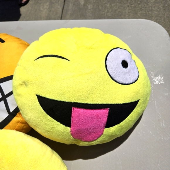 3 Kids Smiley Face Pillows - Bundle of 3 Pillows - Picture 3 of 4